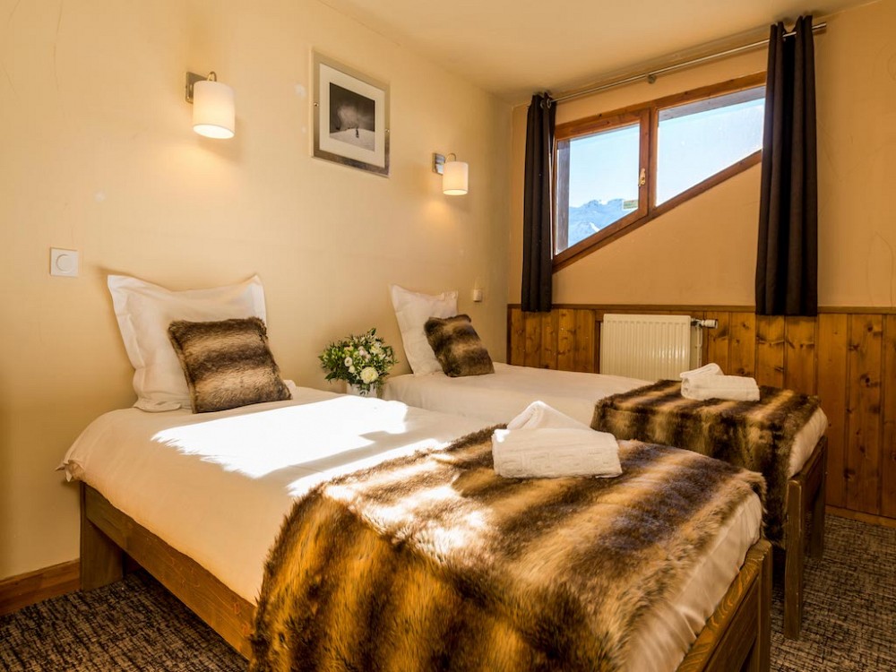 Chalet Val 2400 Val Thorens - slaapkamer met 2 1-persoonsbedden en dakraam